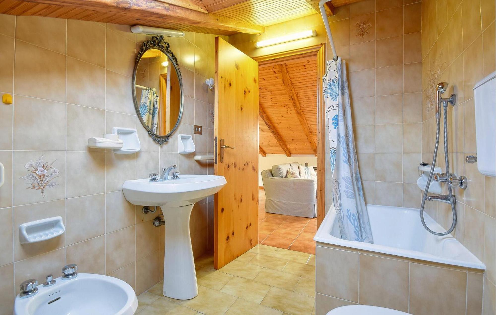 2 Bedroom Stunning Apartment In Moneglia Exterior foto