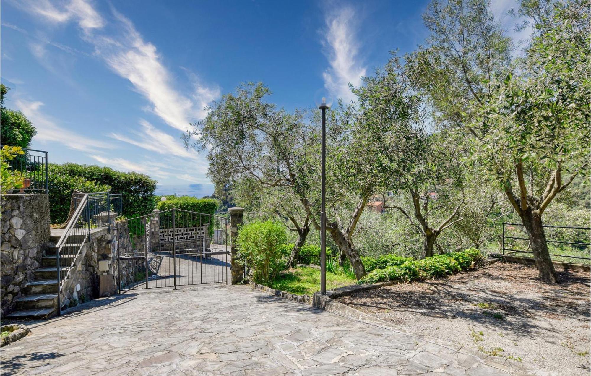 2 Bedroom Stunning Apartment In Moneglia Exterior foto